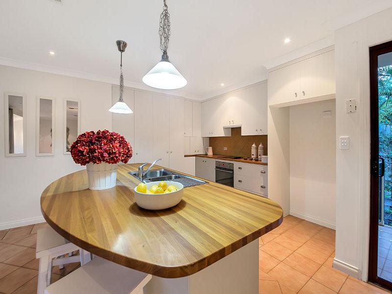 2 Ruth Miller Close