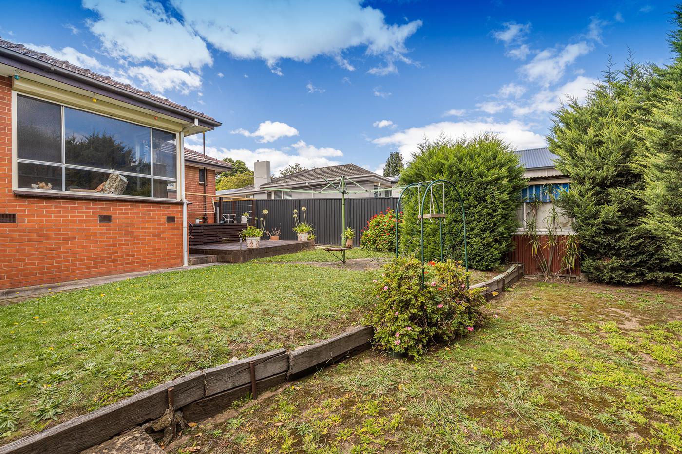 12 Clunies Ross Crescent, Mulgrave VIC 3170 House Sold