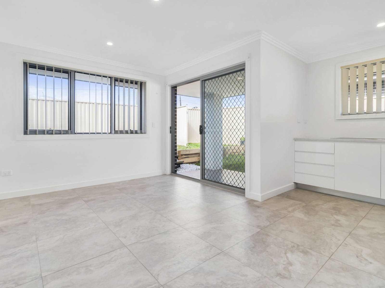 2A Kingsford Smith Avenue, Middleton Grange NSW 2171 DuplexSemidetached Leased