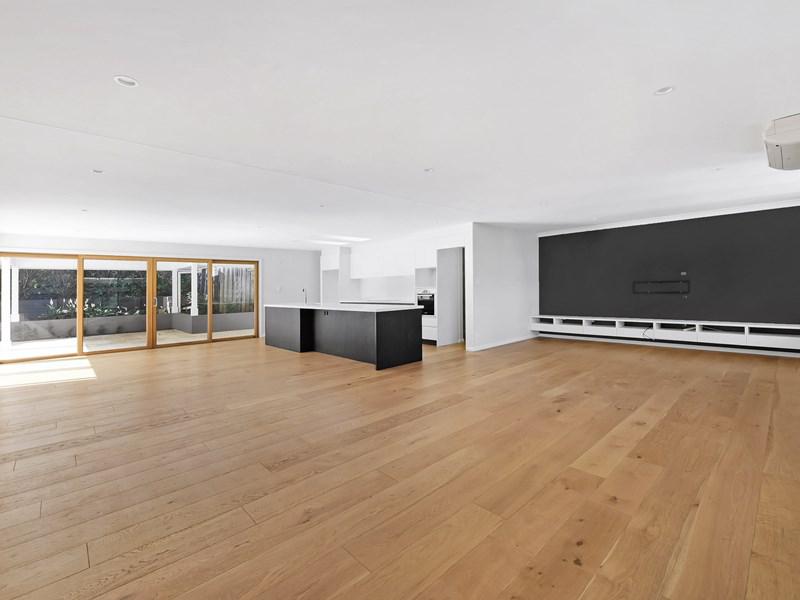 50/2																										Eastbourne Road
														
								Darling Point, NSW 2027