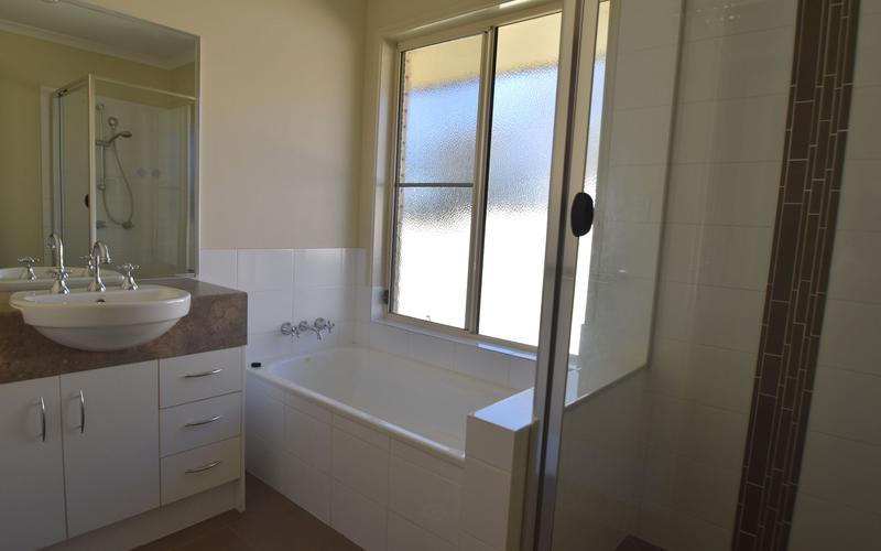 47 Highland Park Road, MERINGANDAN WEST QLD 4352 House For Rent