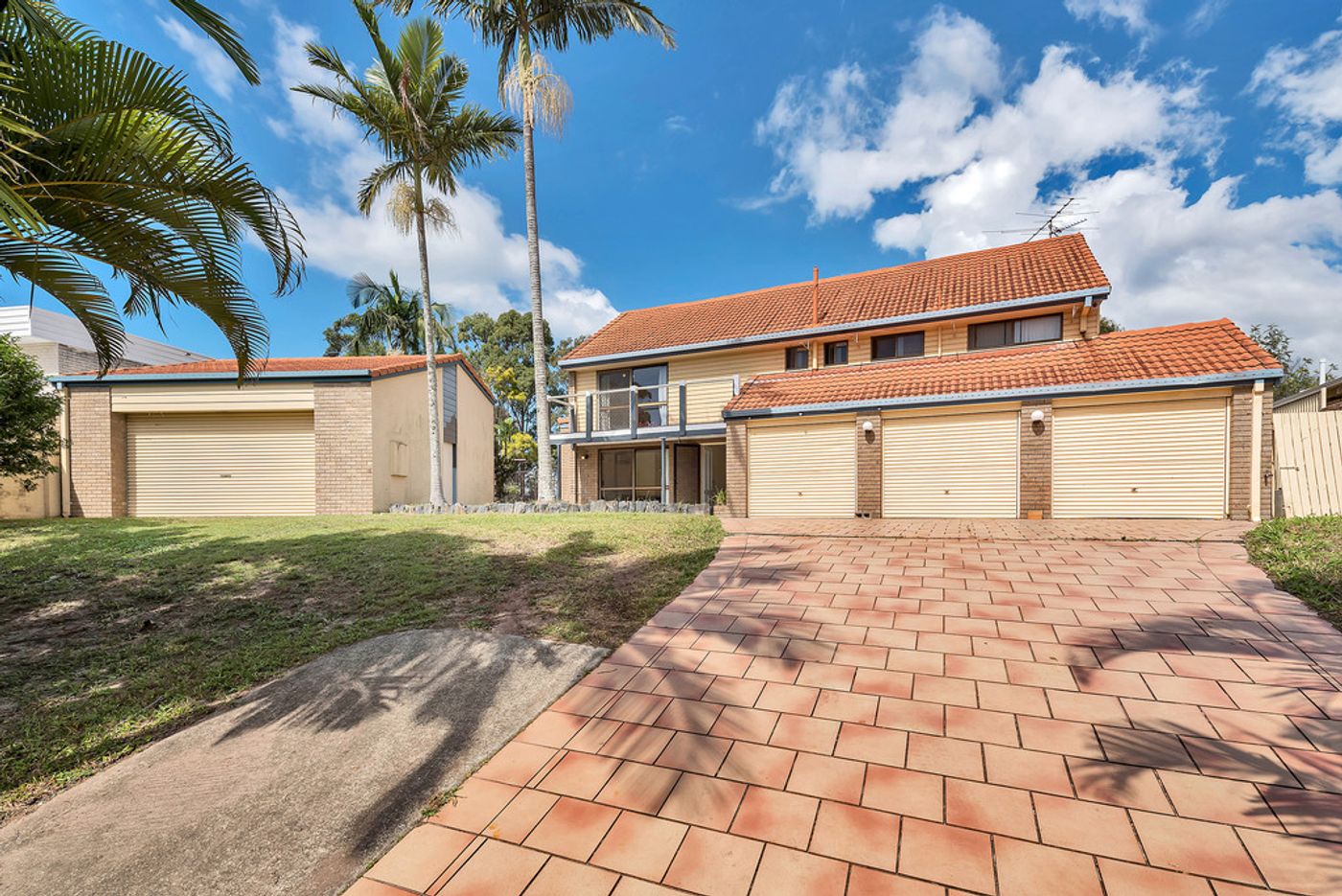 8 Binalong Drive, ASHMORE QLD 4214 House Sold
