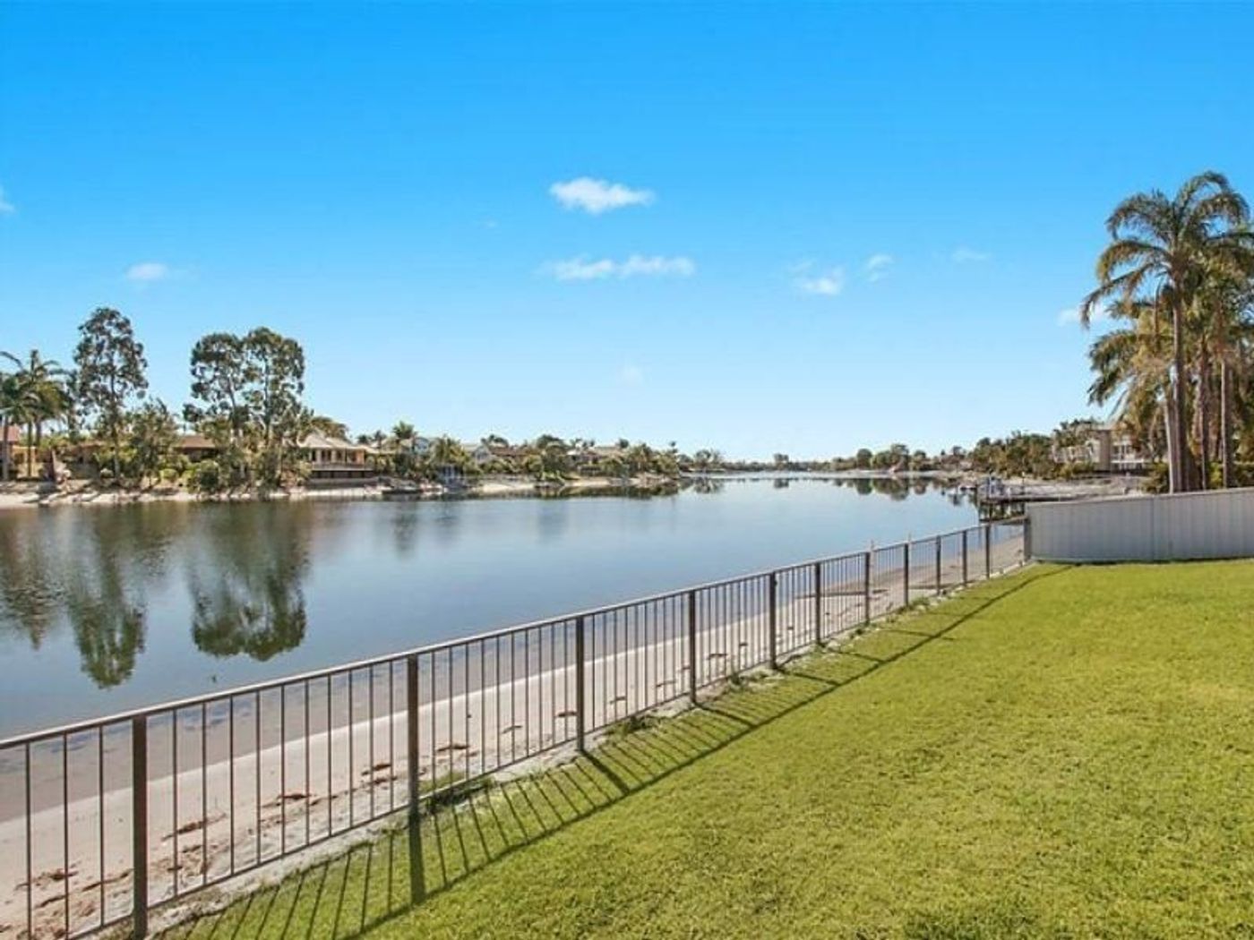 8 Wanneroo Court, MERMAID WATERS QLD 4218 House Sold