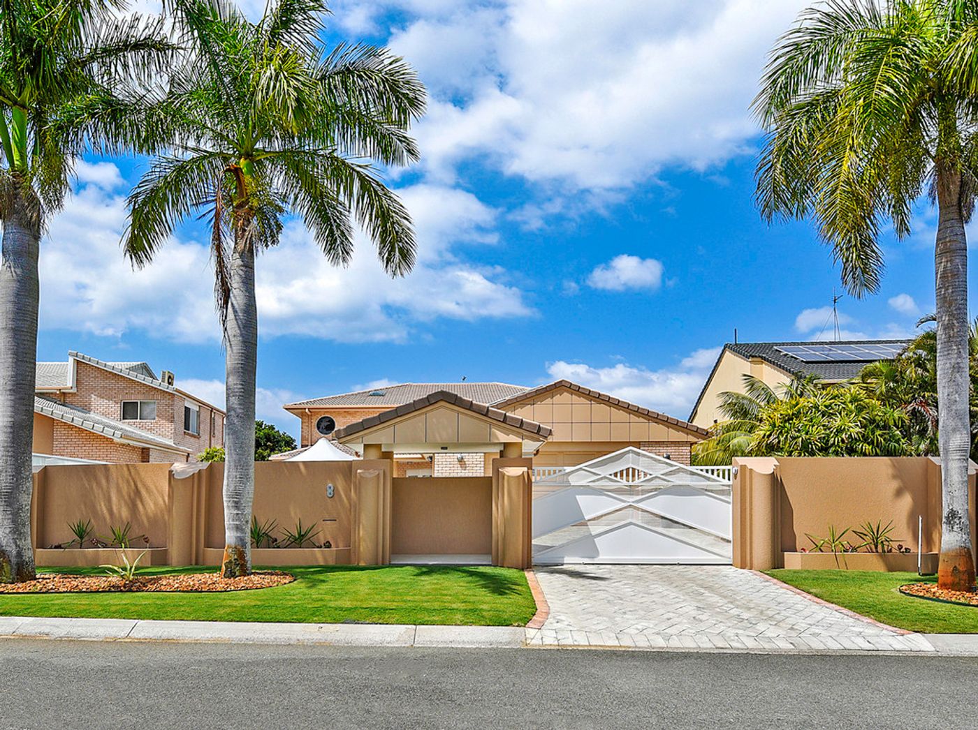 8 Sundance Way, RUNAWAY BAY QLD 4216 House Sold