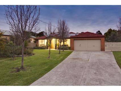12 Woodlands Grove