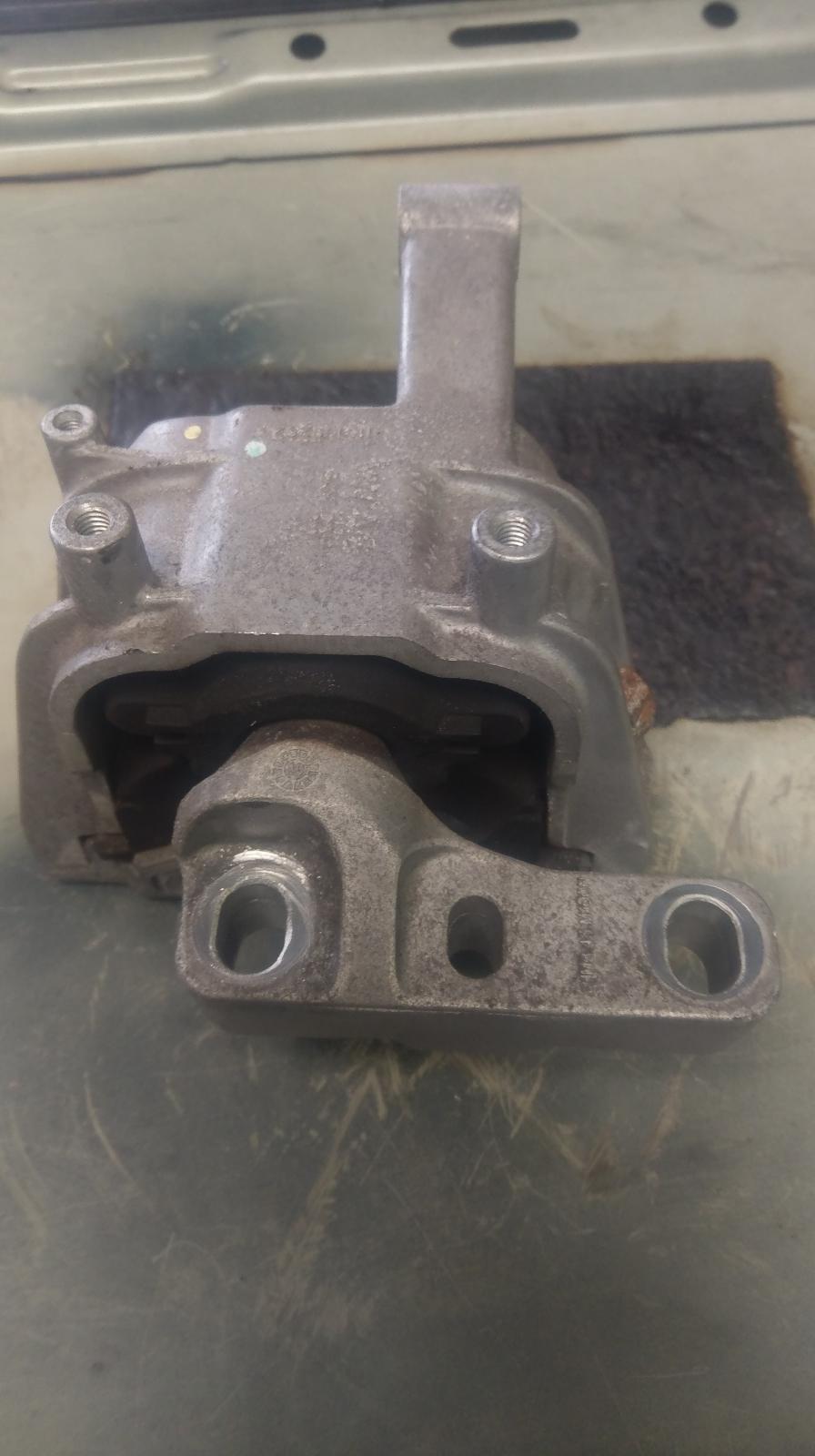 View Auto part Mount Volkswagen Tiguan 2010