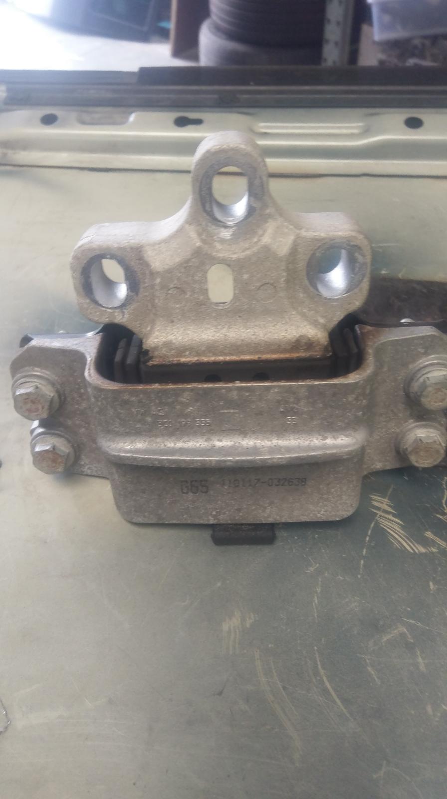 View Auto part Mount Volkswagen Tiguan 2010