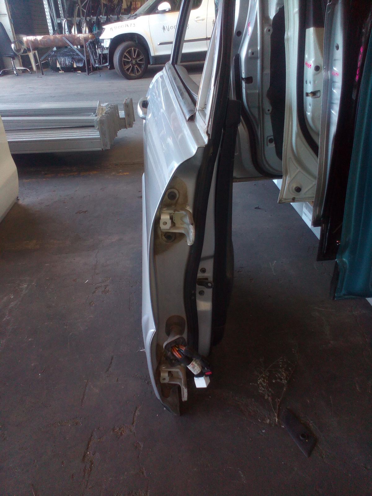 View Auto part Right Front Door Kia Sportage 2007