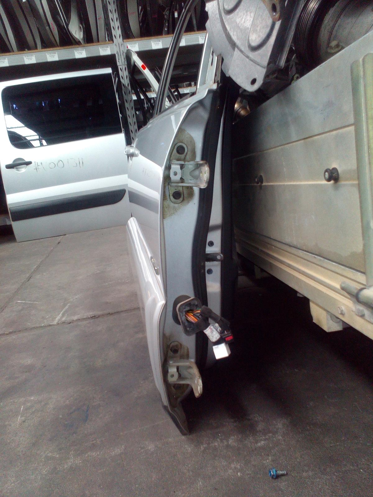 View Auto part Right Front Door Kia Sportage 2007