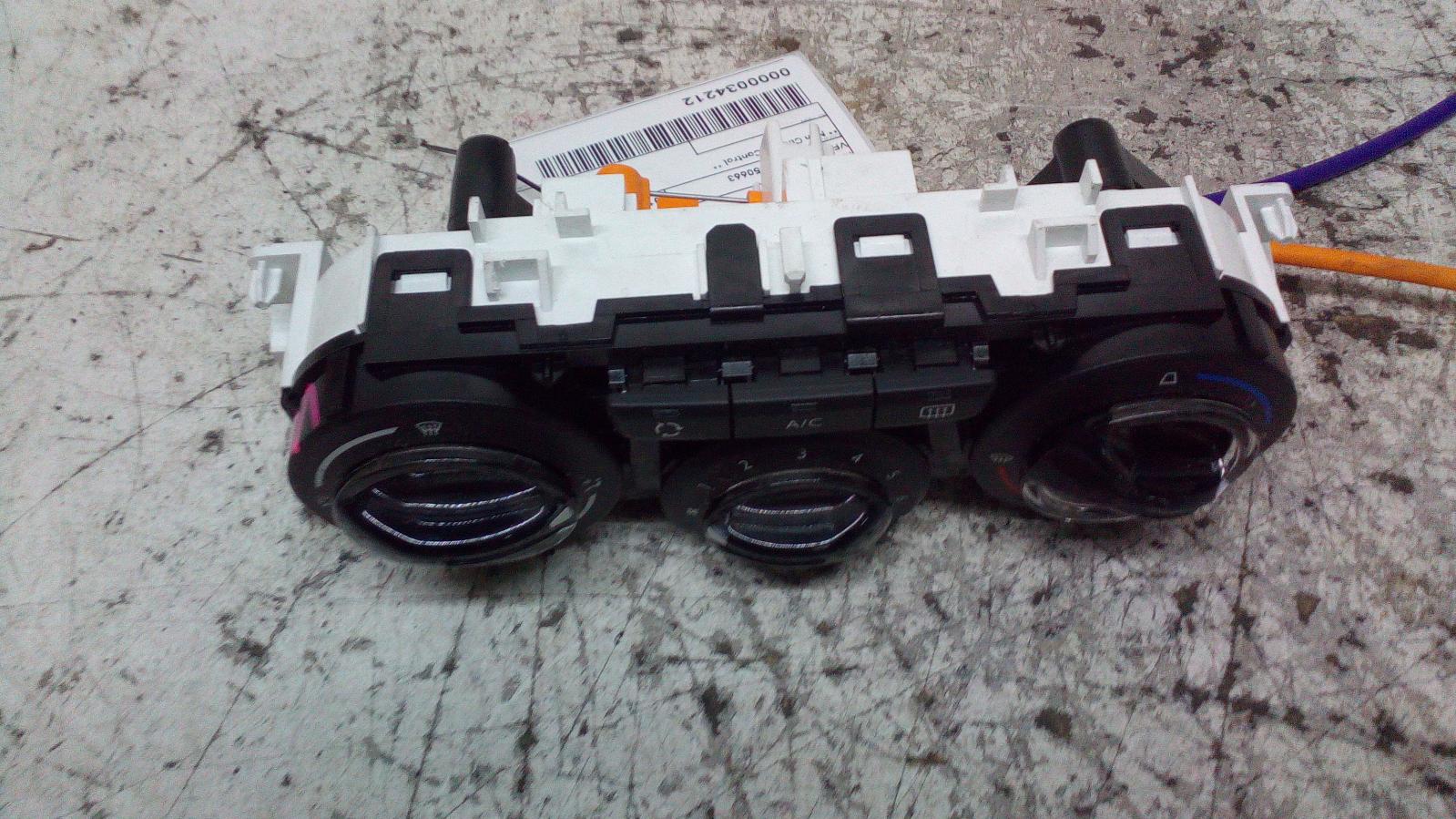 View Auto part Heater/Ac Controls Peugeot 2008 2014