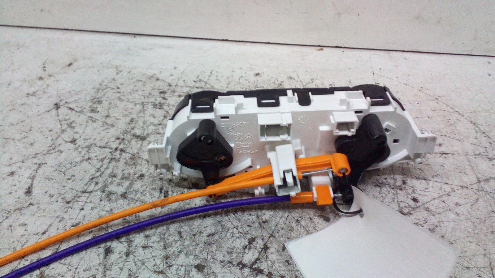 View Auto part Heater/Ac Controls Peugeot 2008 2014