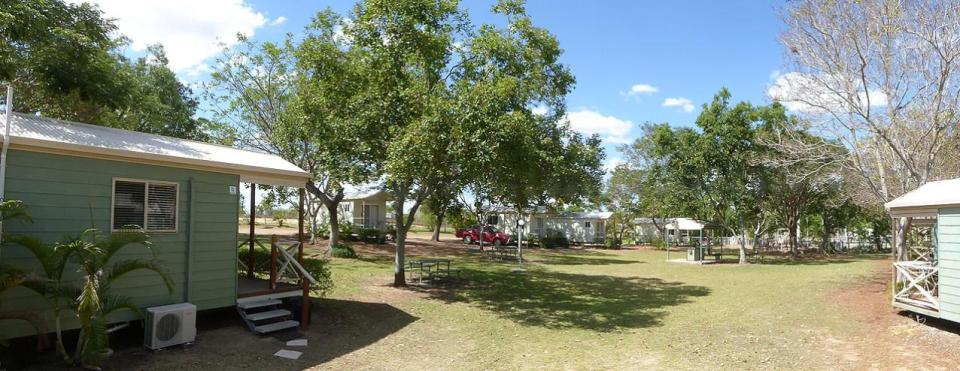 Aussie Outback Oasis Cabin and Van Village - Cabins