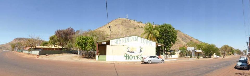Wyndham Town Hotel