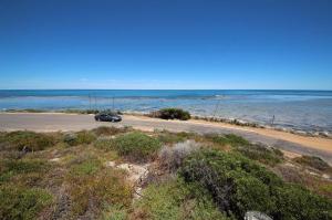 Go to Obelisk Lookout, Port Denison WA 