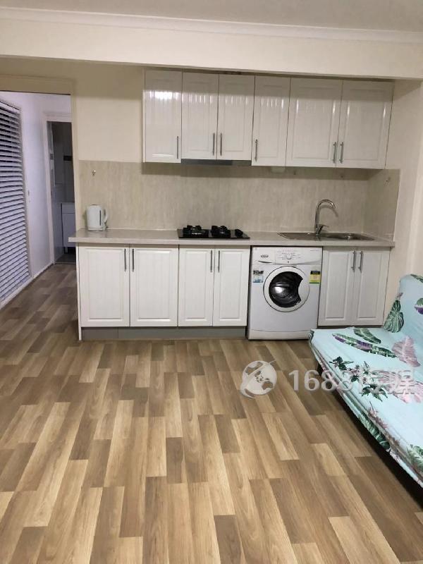 Blacktown 独立house一室一厅，步行5分钟到火车站2分钟Shopping Center，包家具家电