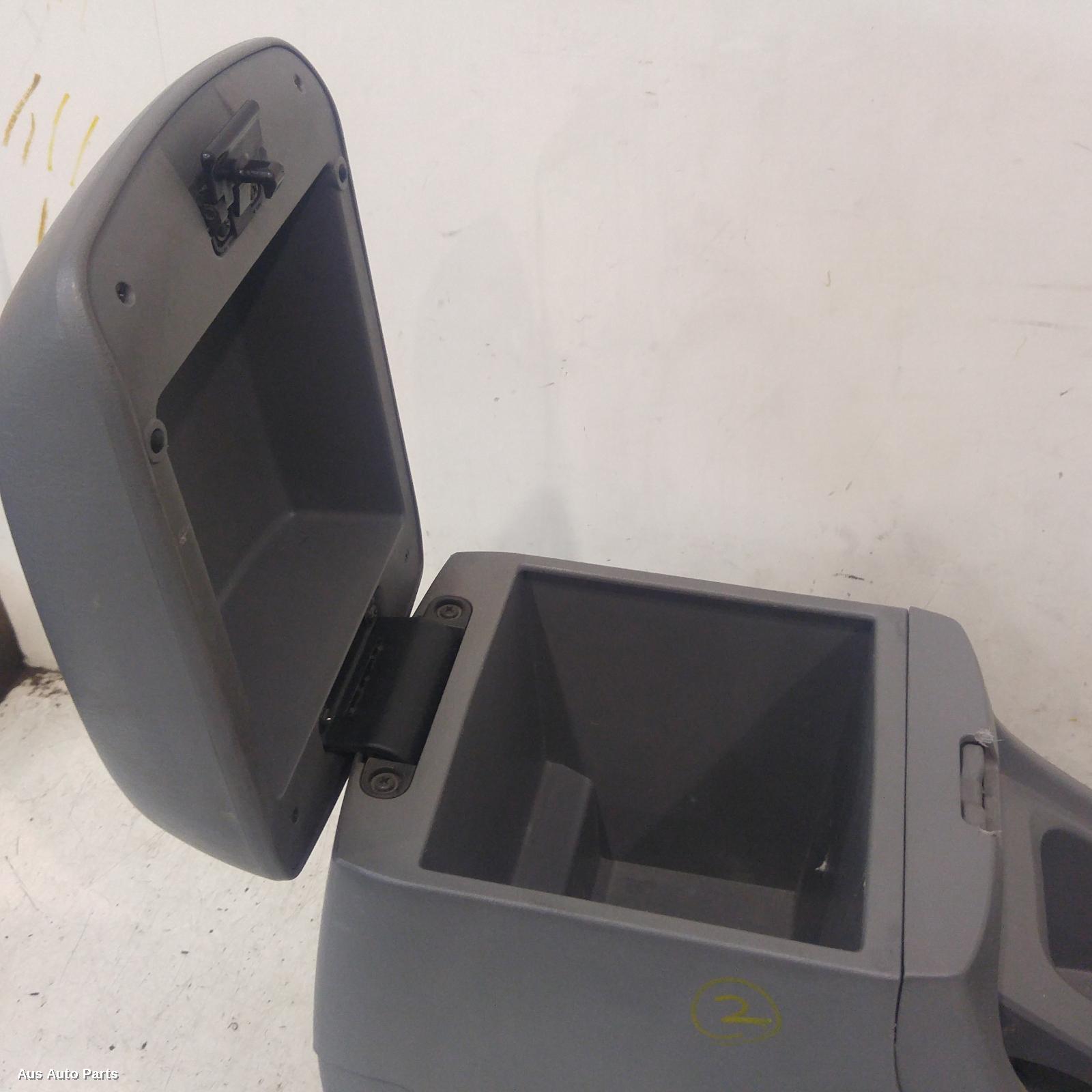 Hilux Console 2005-2011 manual t/m type,4wd,03/05-06/11 00006605 #136181