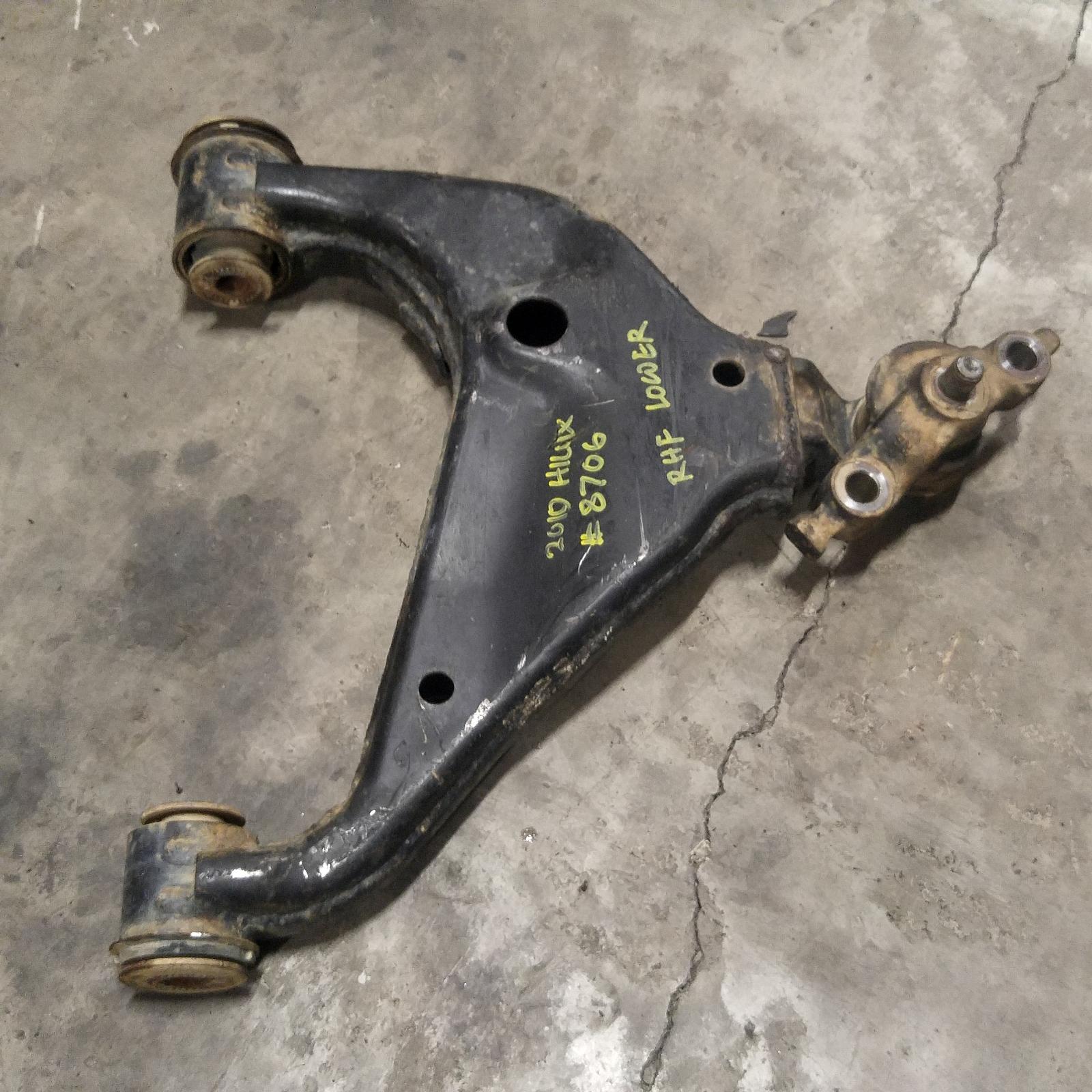 Result Right Front Lower Control Arm for Toyota HiluxAus Auto Parts(1011)
