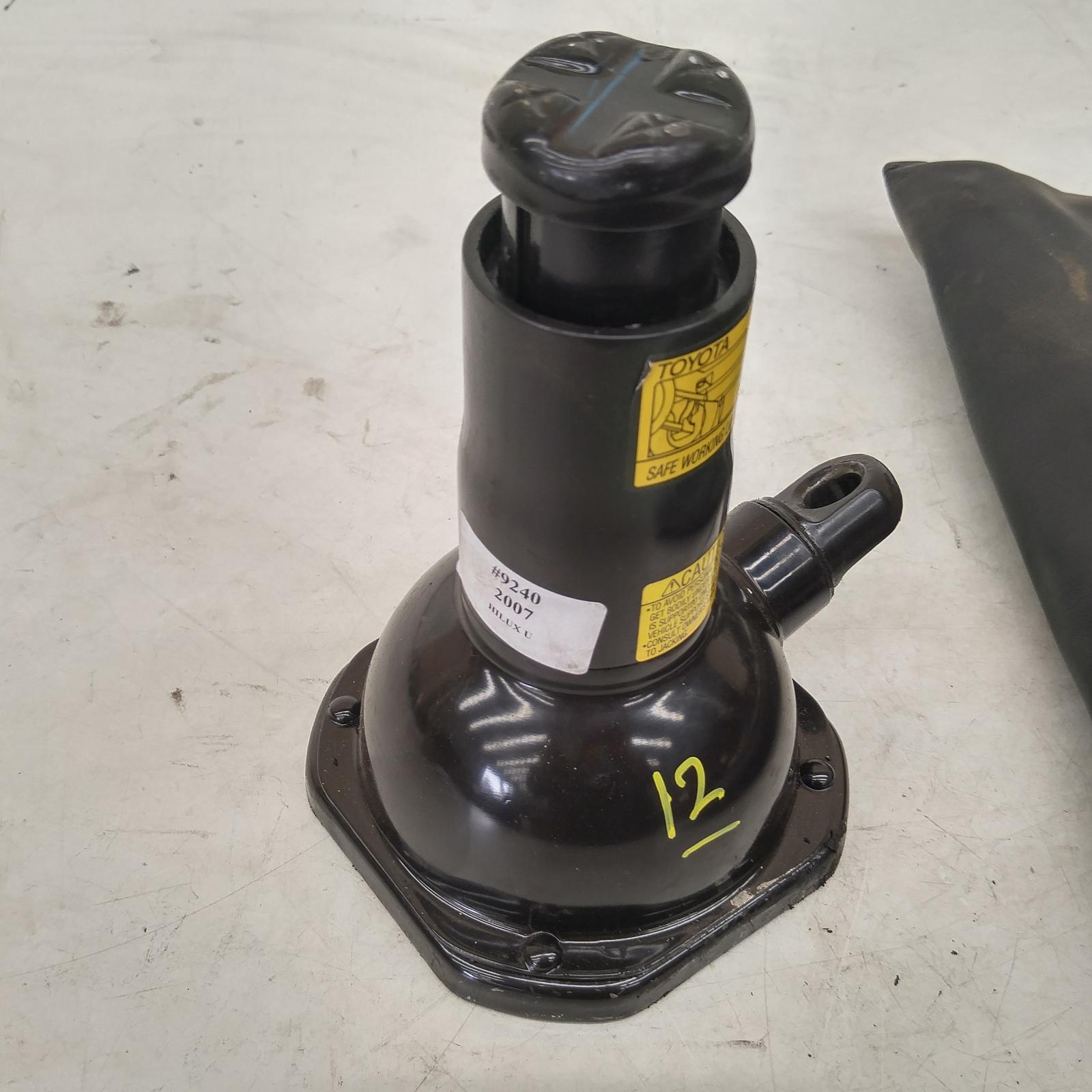 208393, Used jack for 2007 hilux 03/0508/11