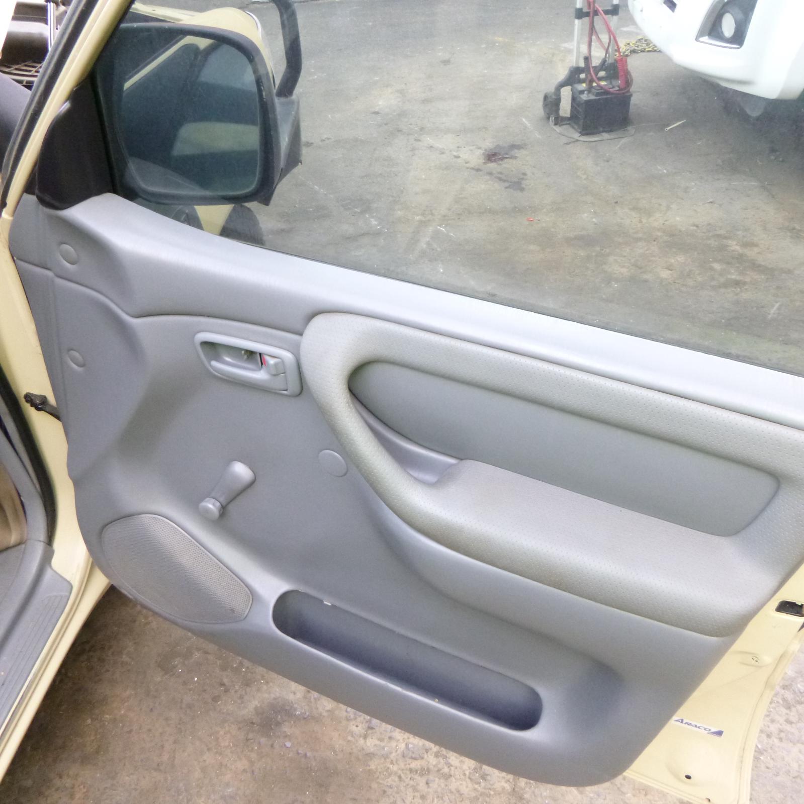 Stock 10120 Toyota landcruiser 100 series, base modelbarn door