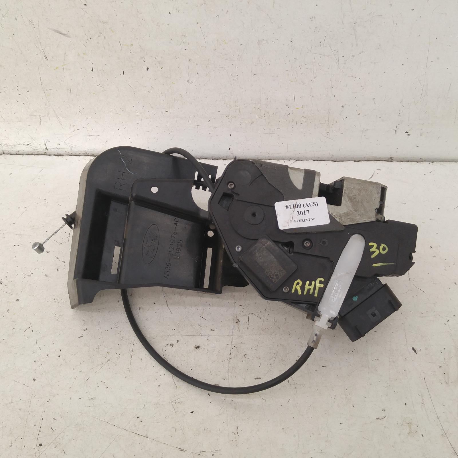 251823, Used door/boot/gate lock for 2017 Everest right front door