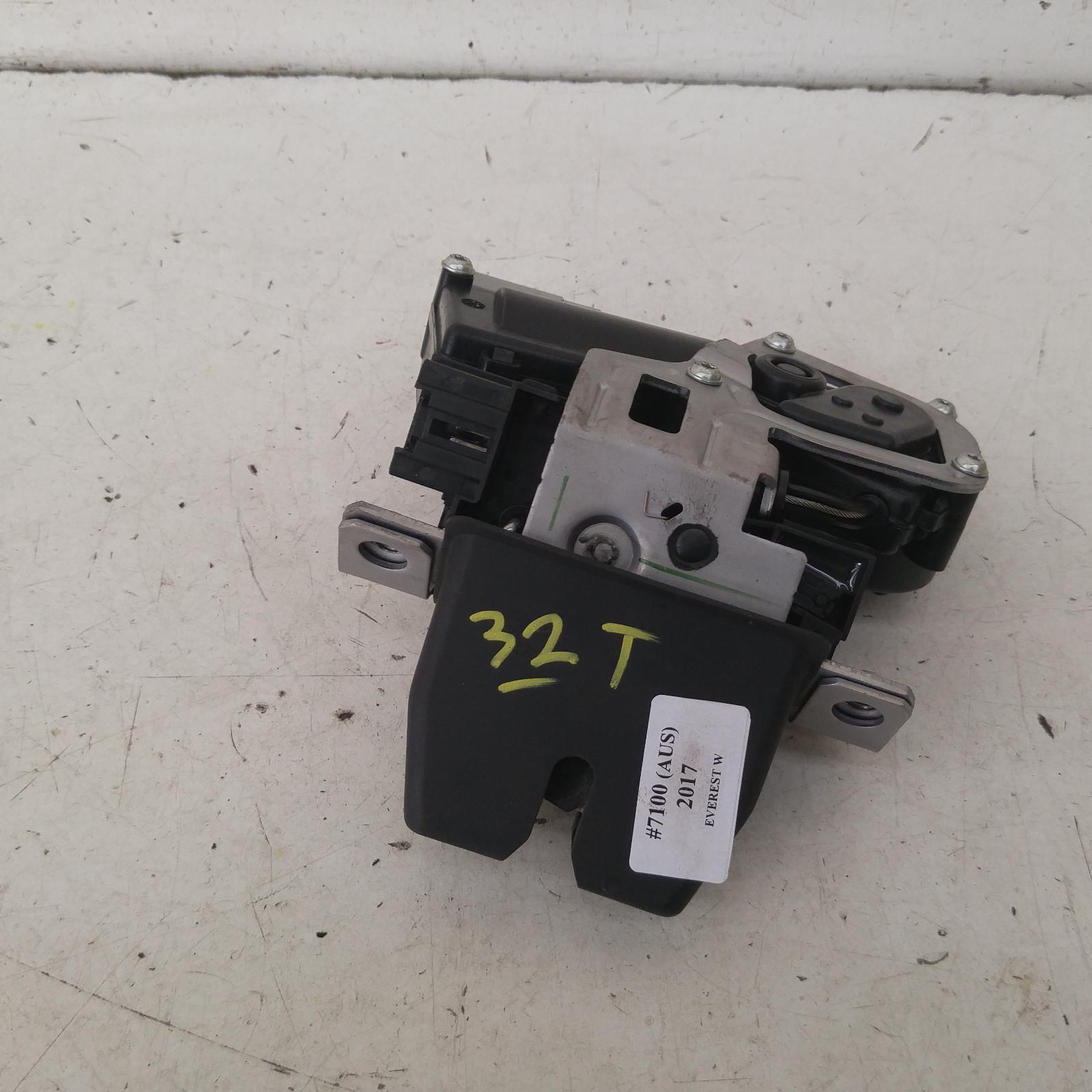 251825, Used door/boot/gate lock for 2017 Everest tailgate lock, ua
