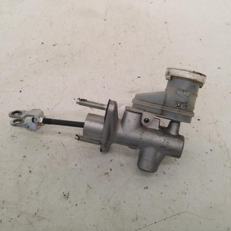 clutch master cylinder