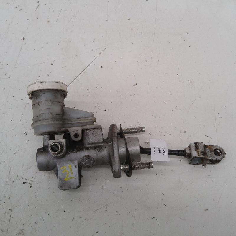 clutch master cylinder
