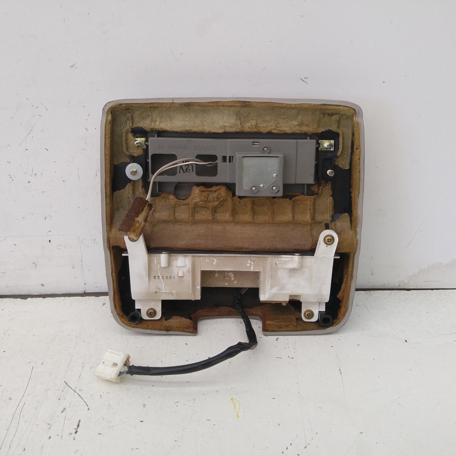 Landcruiser Courtesy Light 1990-1998 front,80 series,05/90-03/98 00009369 #295707