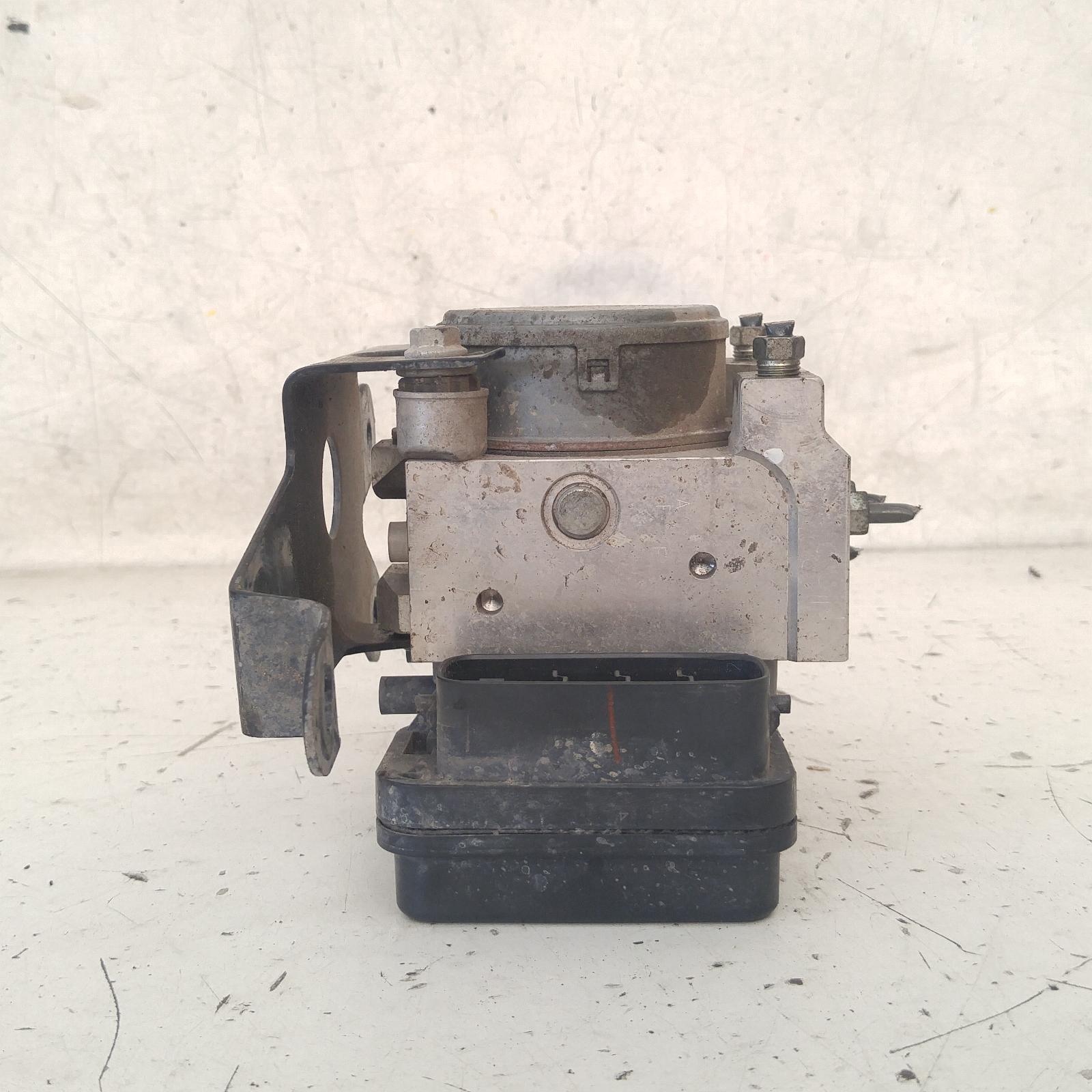 339638, Used abs pump/modulator for 2013 hilux p/n 4405071030, 03/05