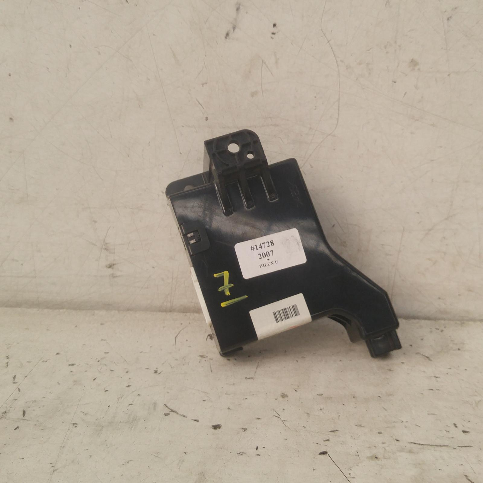 Hilux Miscellaneous Switch Relay 2005-2015 a/c amplifier,non climate control type,p/n 886500k010 (heater box mounted),02/05-08/15 00014728 #351829