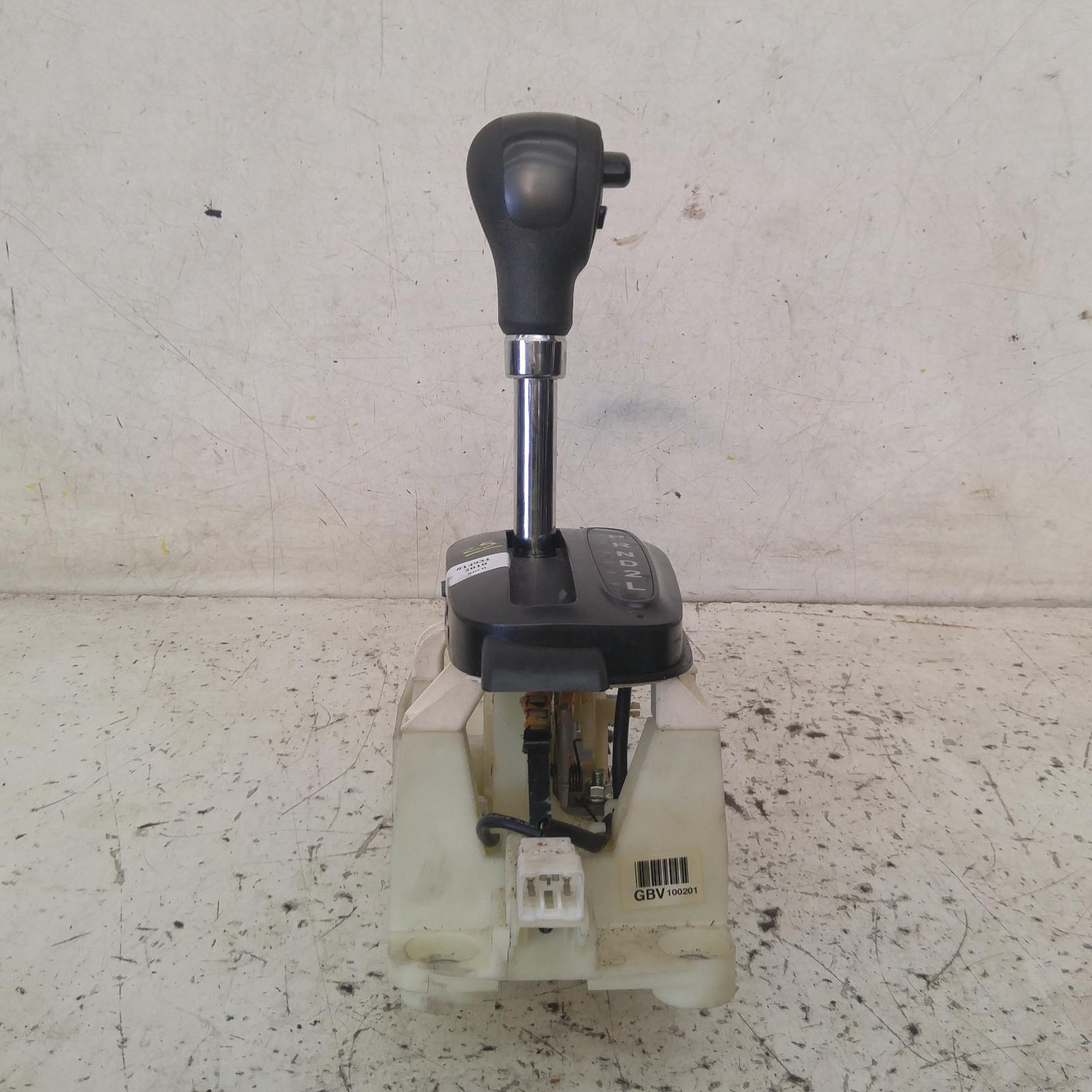 354901, Used gear stick/shifter for 2010 Rio jb 08/0507/11