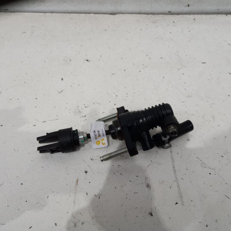 clutch master cylinder