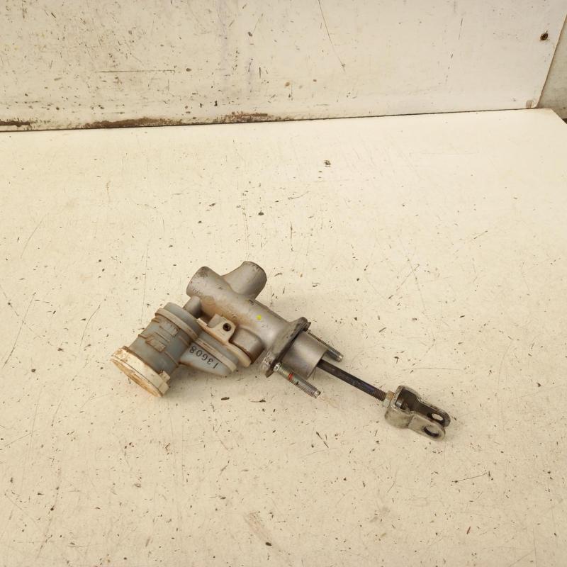 clutch master cylinder
