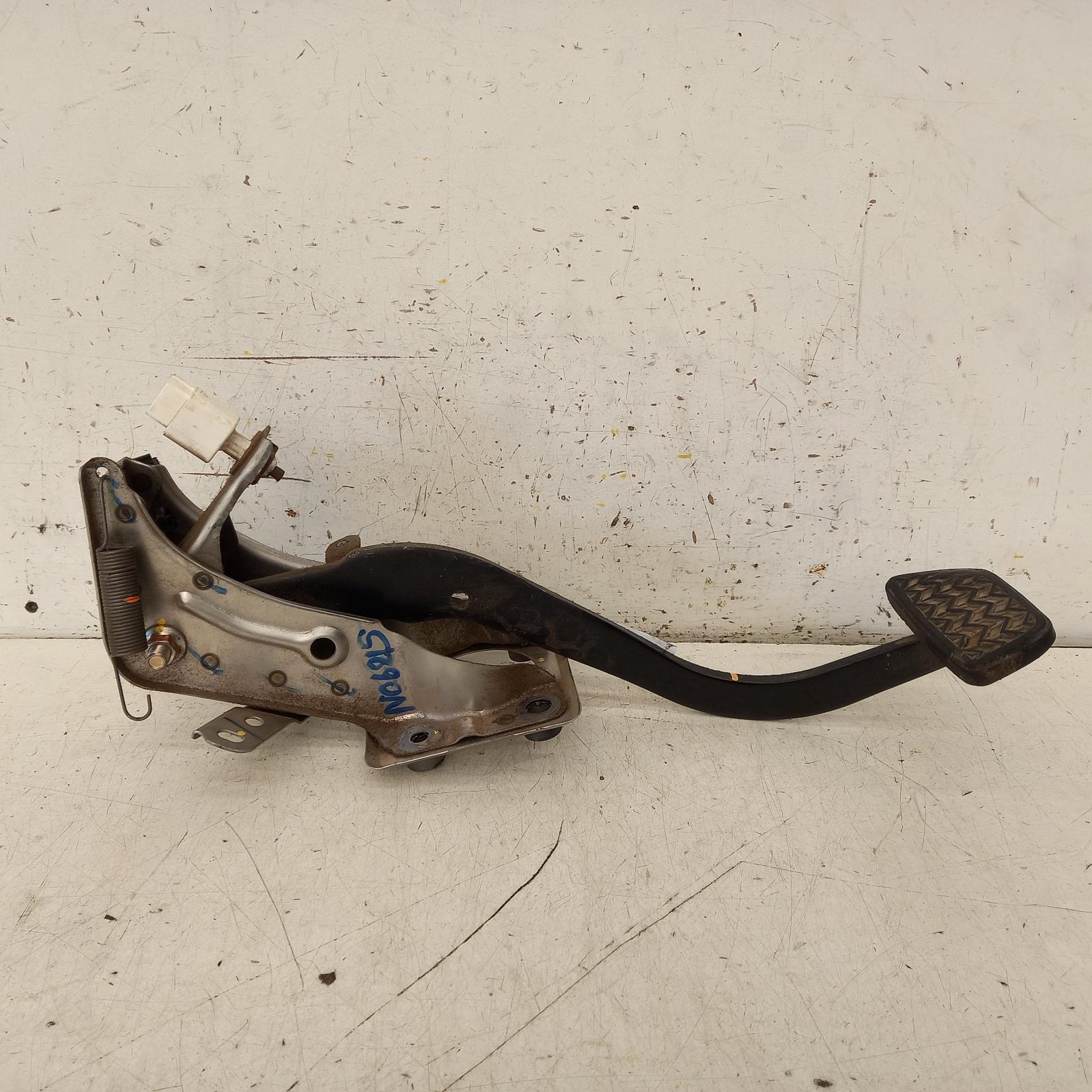 447039, Used pedal assembly for 2015 hilux brake pedal, 03/0508/15