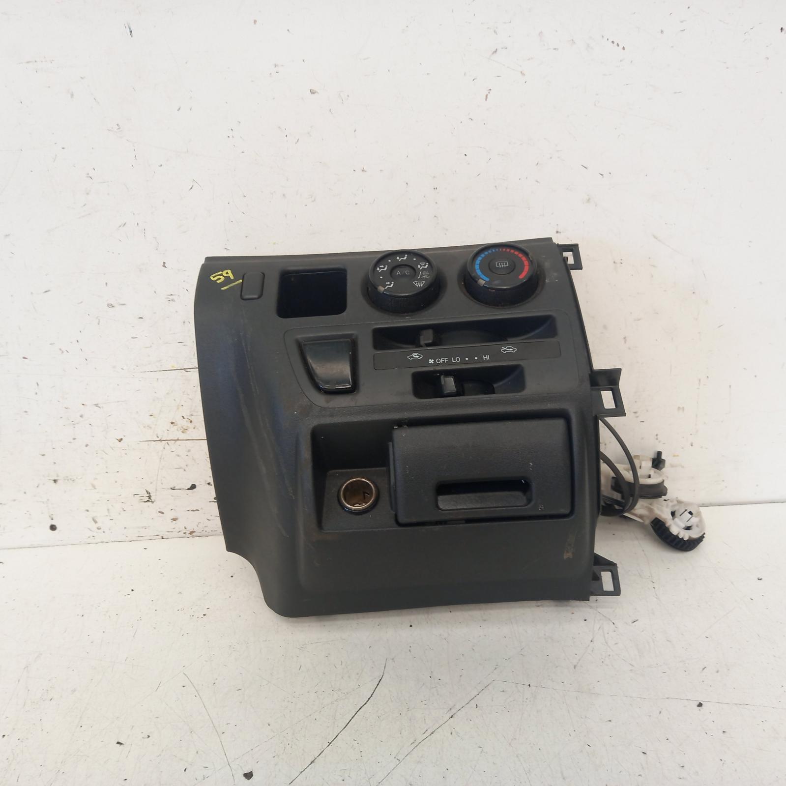 447696, Used heater/aircon controls for 2008 hiace trh/kdh, non rear