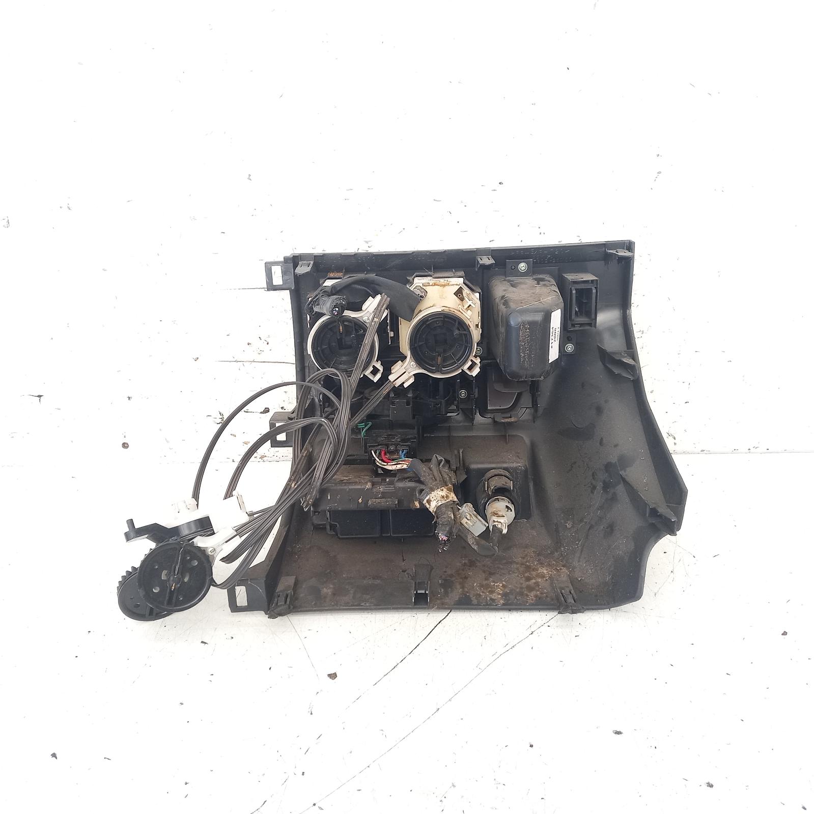 447696, Used heater/aircon controls for 2008 hiace trh/kdh, non rear