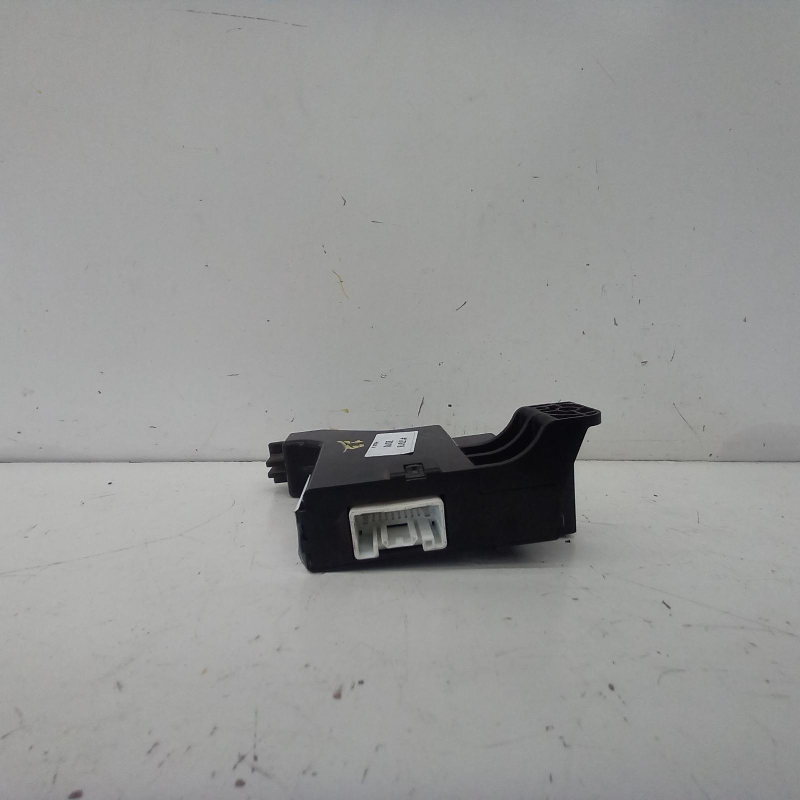 Hilux Miscellaneous Switch Relay 2005-2015 a/c amplifier,non climate control type,p/n 886500k010 (heater box mounted),02/05-08/15 00017818 #468432