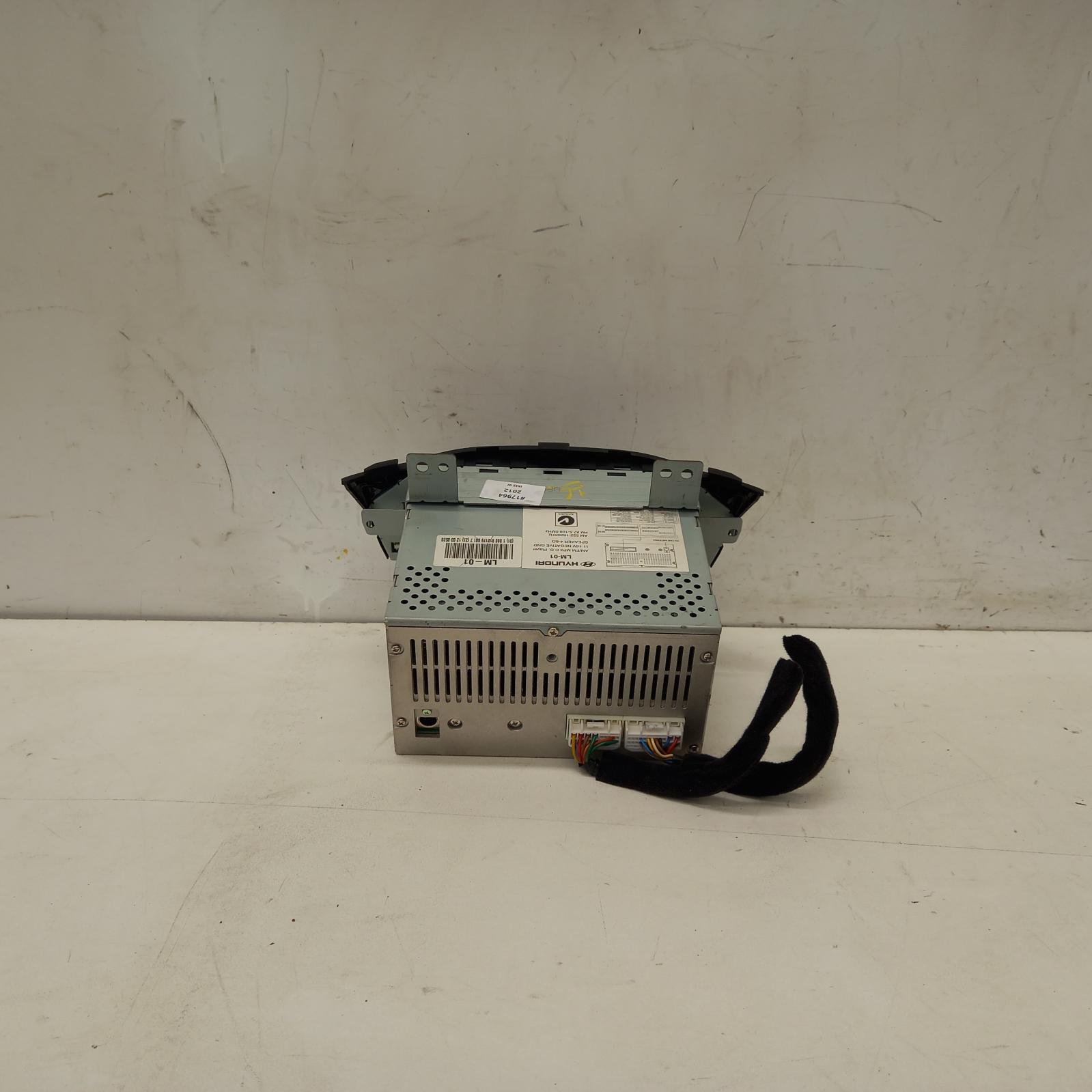 Ix35 Stereo/head Unit 2009-2016 display/head unit,single disc cd player w/ bluetooth lm-01 type,lm series,11/09-01/16 00017964 #476015