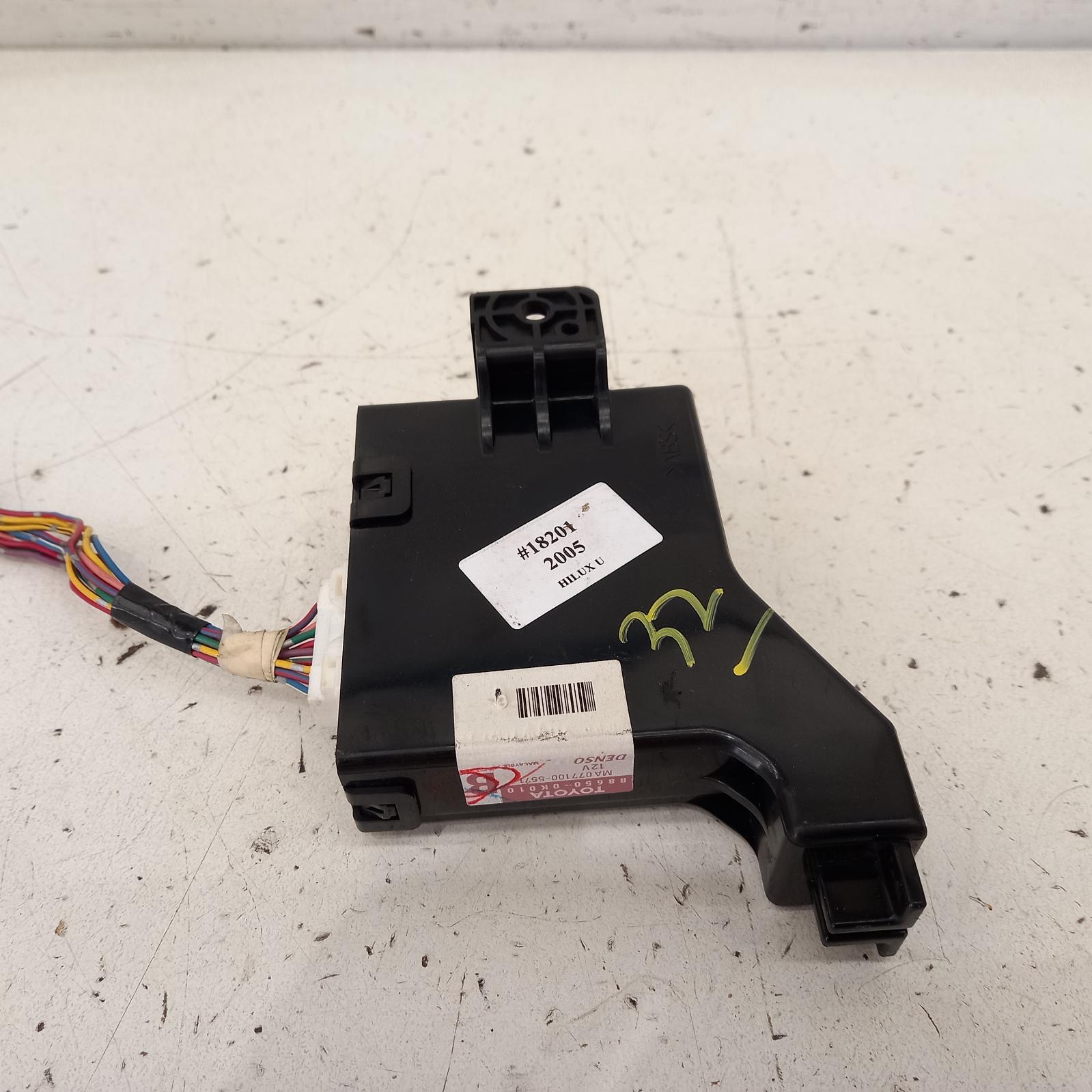 Hilux Miscellaneous Switch Relay 2005-2015 a/c amplifier,non climate control type,p/n 886500k010 (heater box mounted),02/05-08/15 00018201 #497033