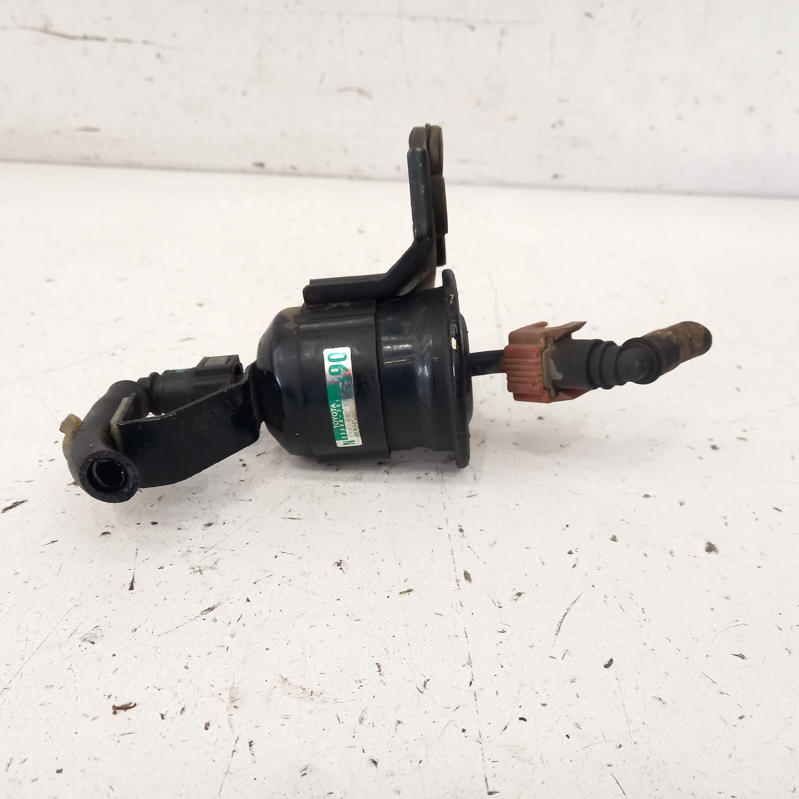 499686, Used fuel filter housing for 2010 hilux petrol, 2.7, 2trfe, 03/05