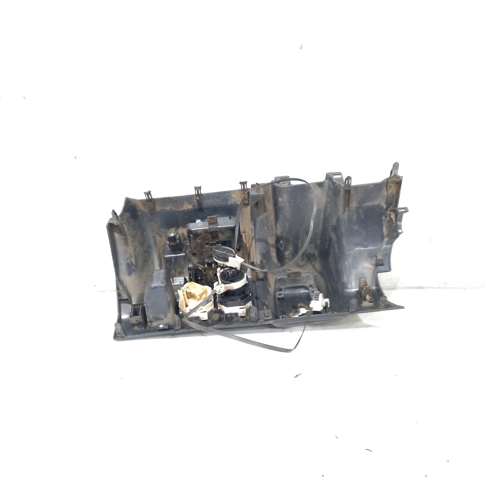 523620, Used heater/aircon controls for 2011 hiace trh/kdh, non rear