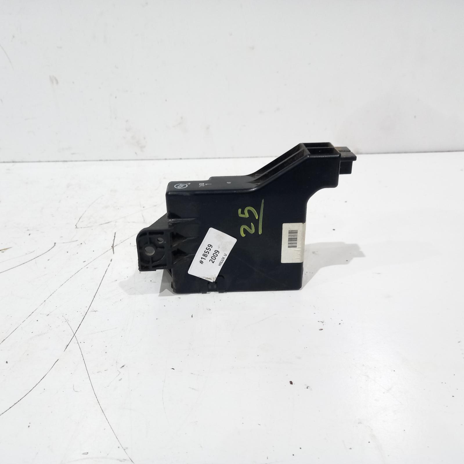 Hilux Miscellaneous Switch Relay 2005-2015 a/c amplifier,non climate control type,p/n 886500k010 (heater box mounted),02/05-08/15 00018559 #524782