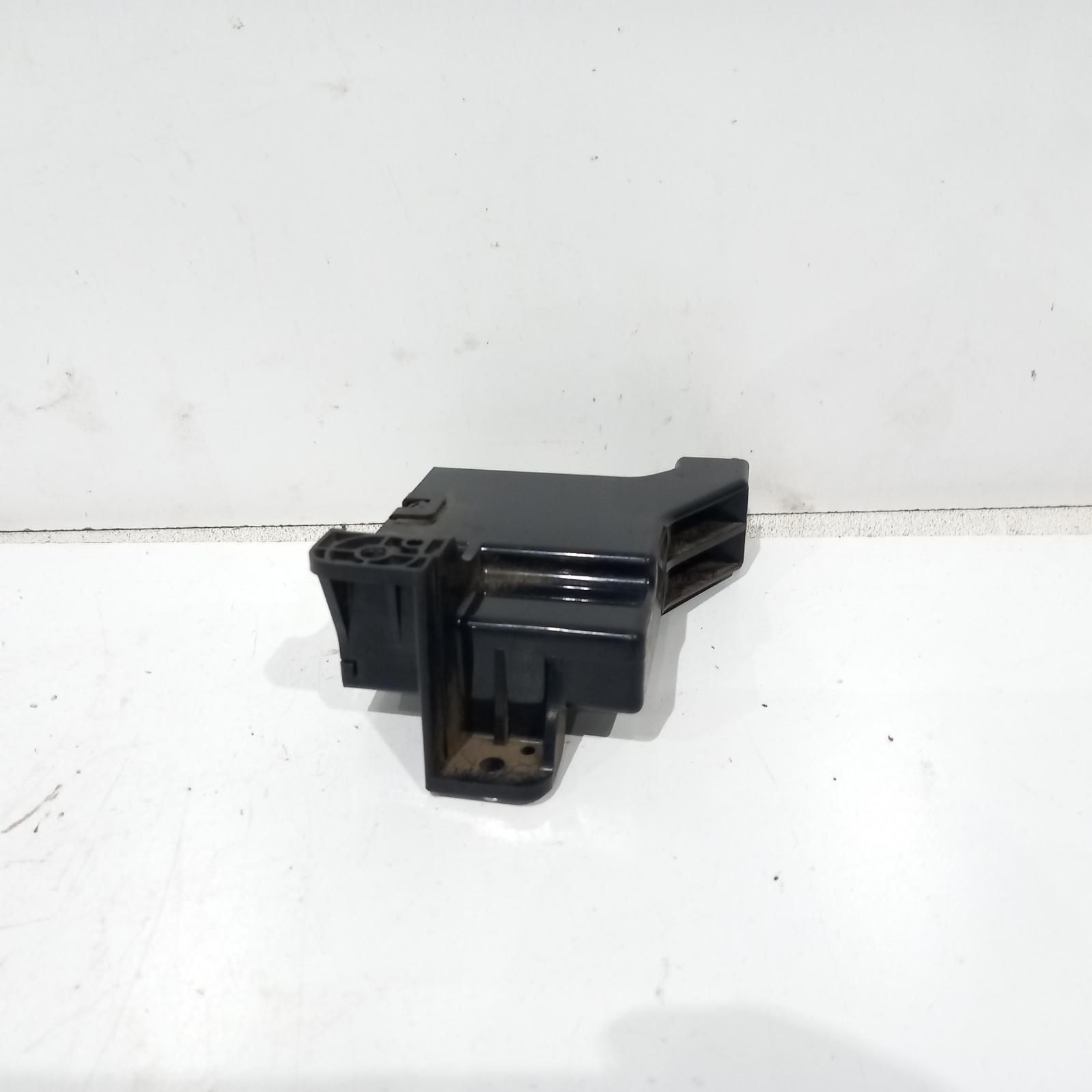 Hilux Miscellaneous Switch Relay 2005-2015 a/c amplifier,non climate control type,p/n 886500k010 (heater box mounted),02/05-08/15 00018571 #524827