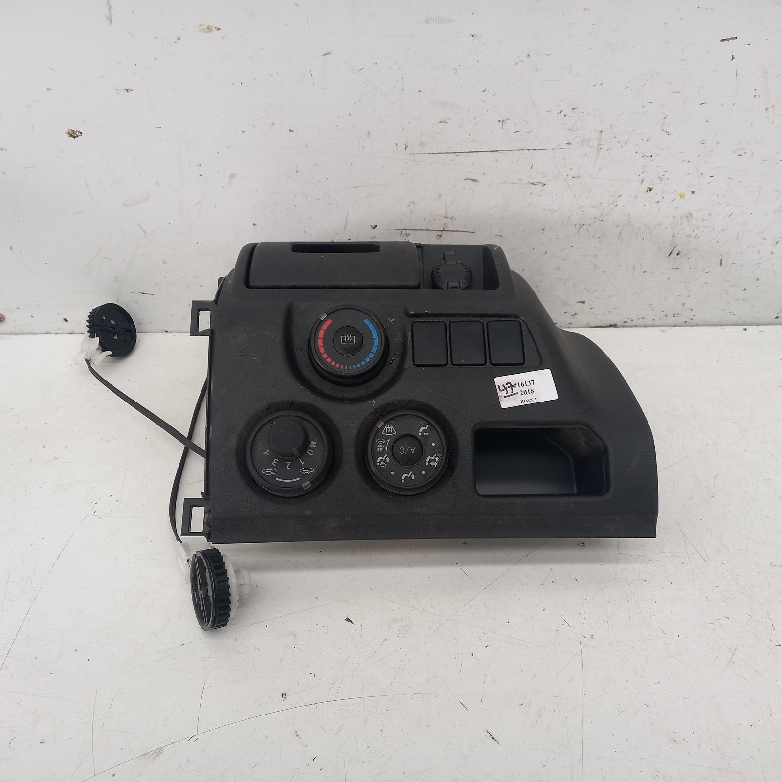 #436252, Used heater/aircon controls for 2018 hiace| trh/kdh, 03/14-04/19