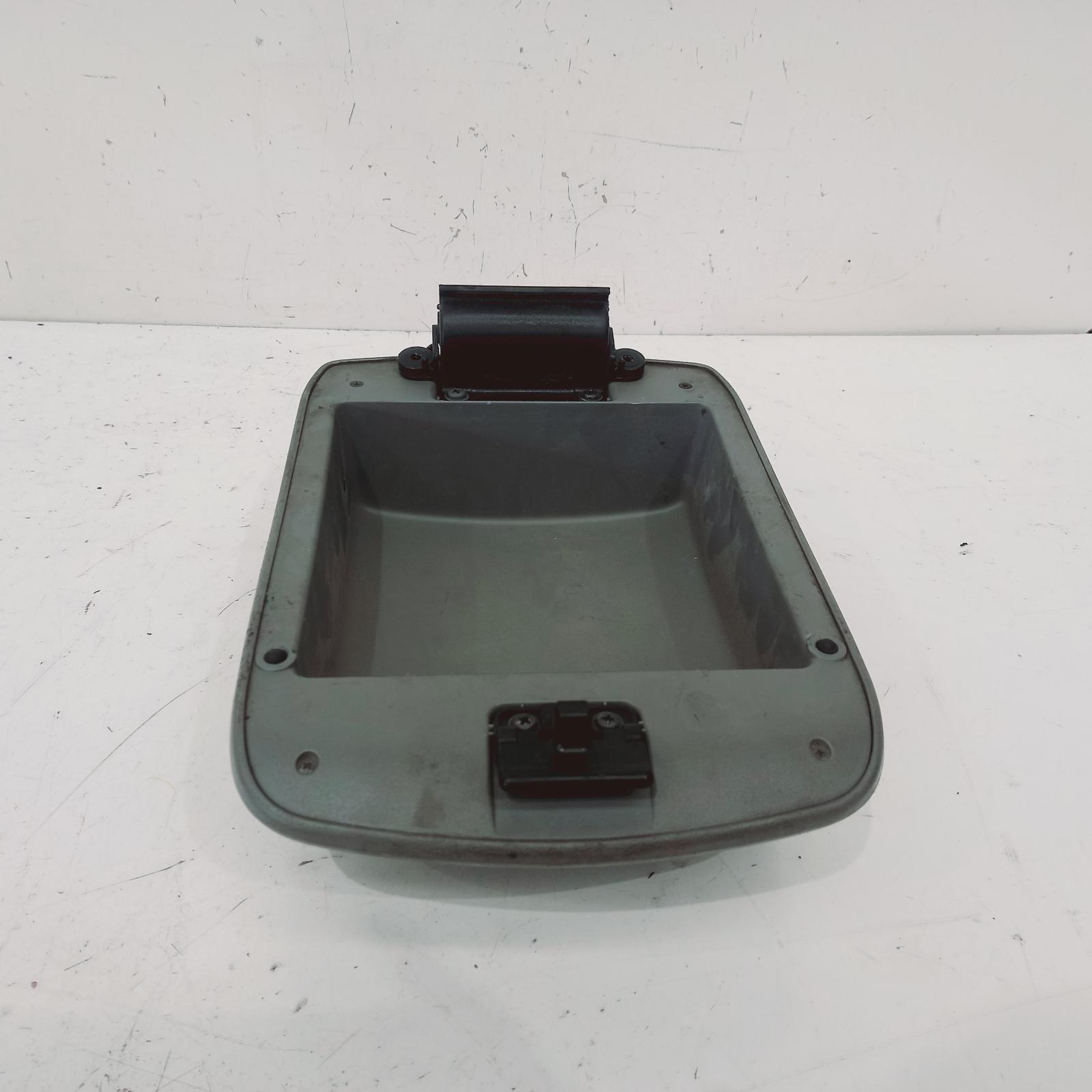 Hilux Console 2005-2011 lid only,manual t/m type,4wd,03/05-06/11 00019588 #564598