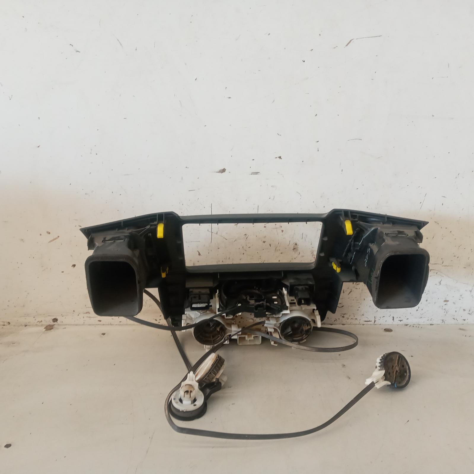 Hilux Heater/aircon Controls 2011-2015 non climate control type,07/11-08/15 00019913 #579614