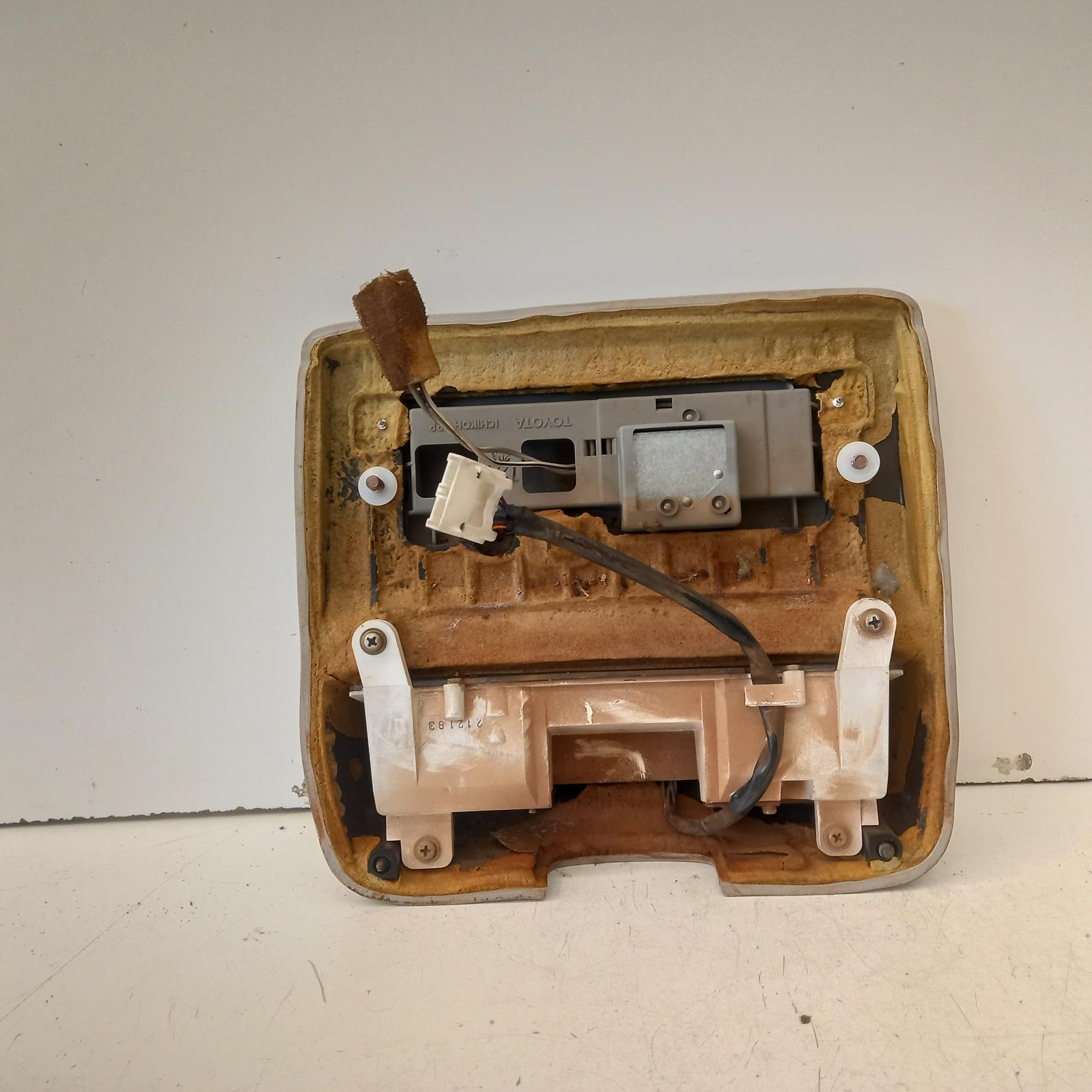 Landcruiser Courtesy Light 1990-1998 front,80 series,05/90-03/98 00020747 #606325