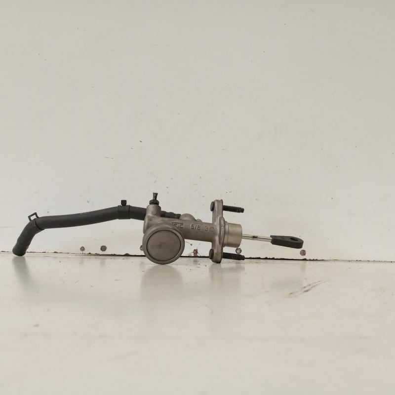 clutch master cylinder