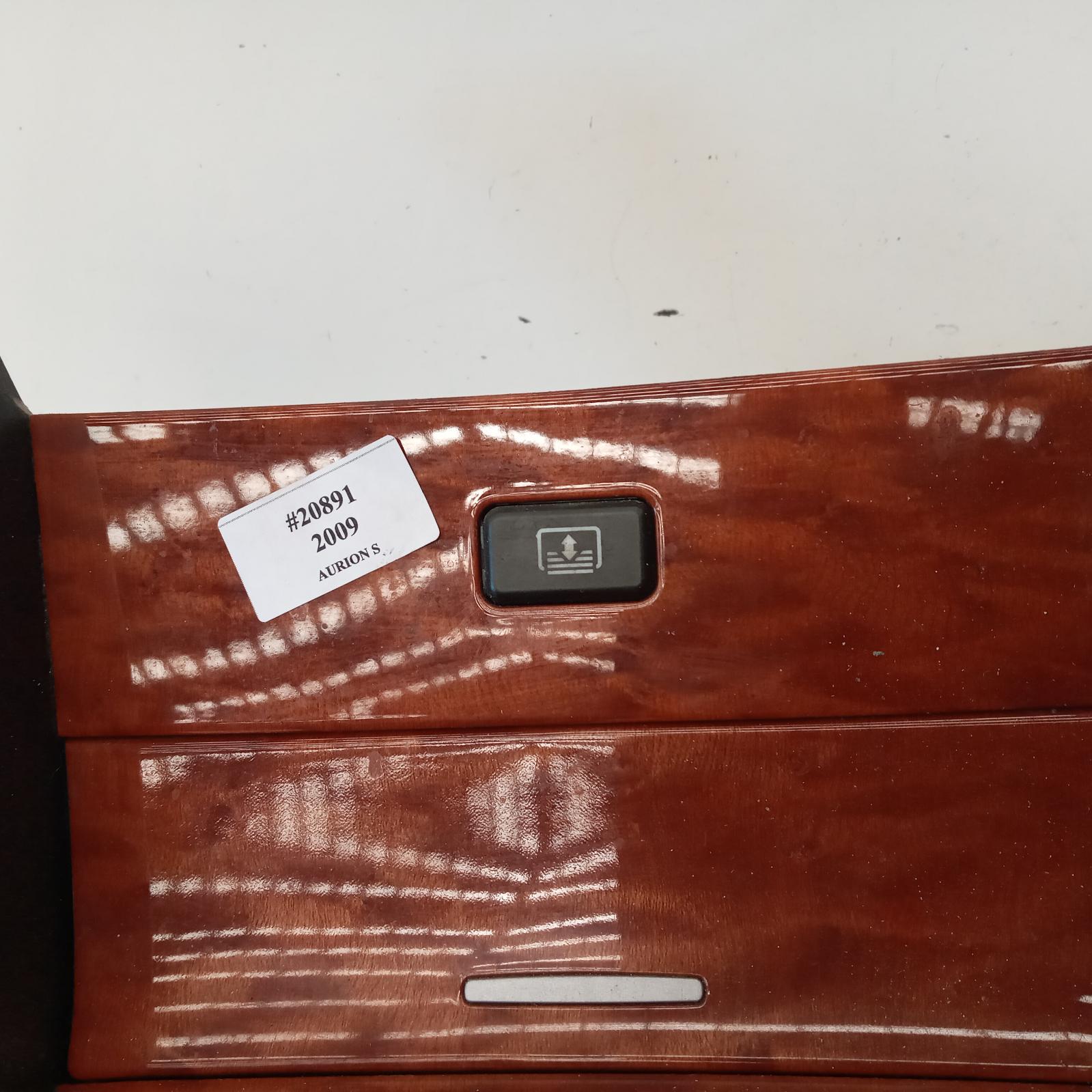 Aurion Console 2006-2012 gsv40r,centre console,woodgrain finish type,10/06-03/12 00020891 #616684