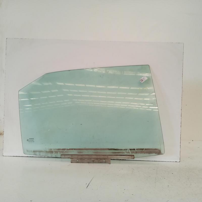 ventana derecha de la puerta trasera